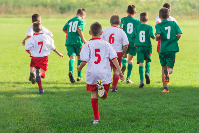 jongens in voetbalploeg