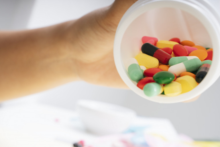 kleurrijk pillendoosje