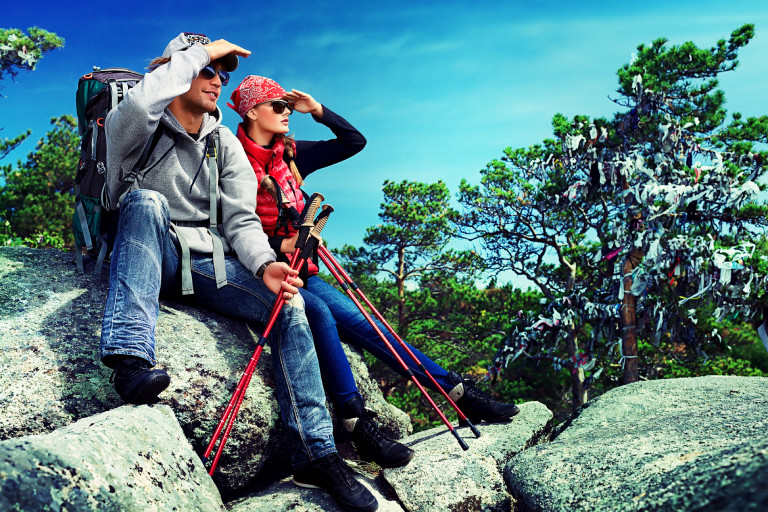 koppel avontuurlijke wandeling