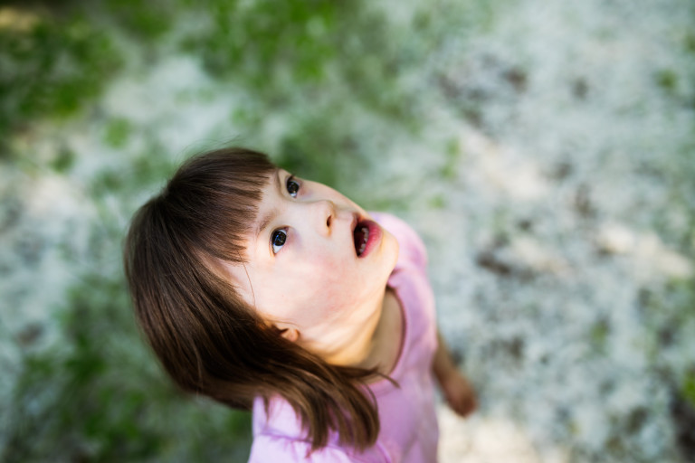 meisje met beperking kijkt omhoog
