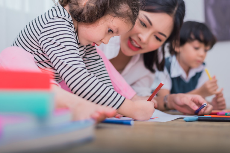 meisje tekent in kleuterklas
