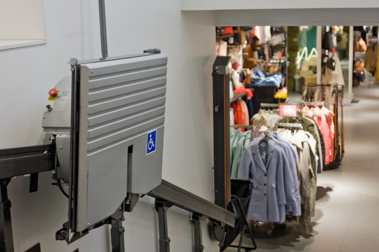 rolstoellift in winkel