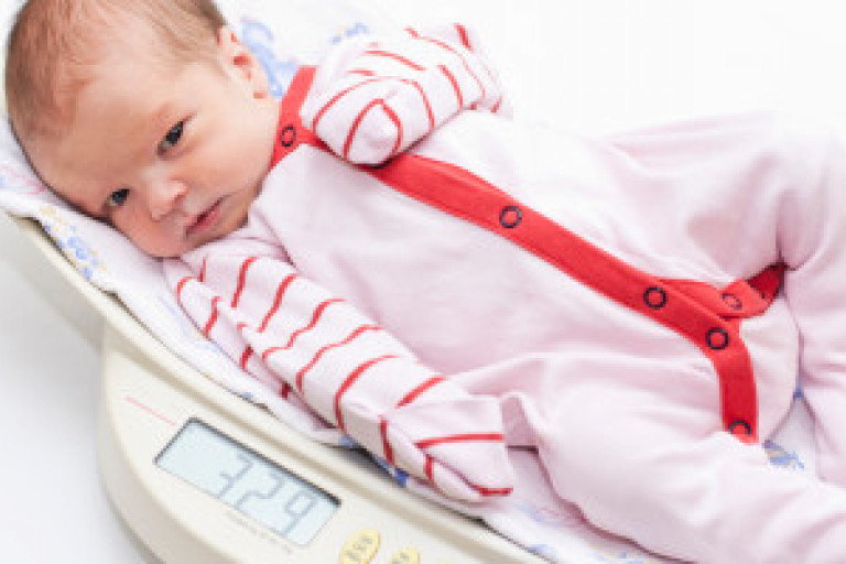 Baby op een babyweegschaal.