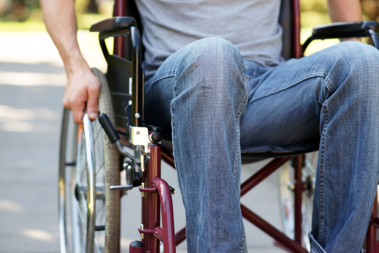 Benen van man in rolstoel