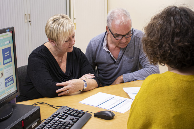 Koppel op bezoek bij een medewerker van de dienst maatschappelijk werk