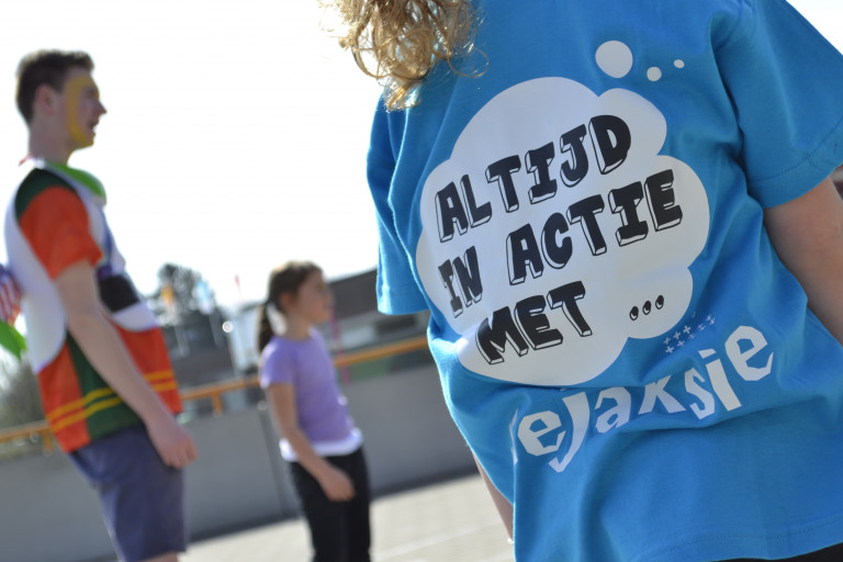 Op kamp met Crejaksie monitor en kind aan het spelen