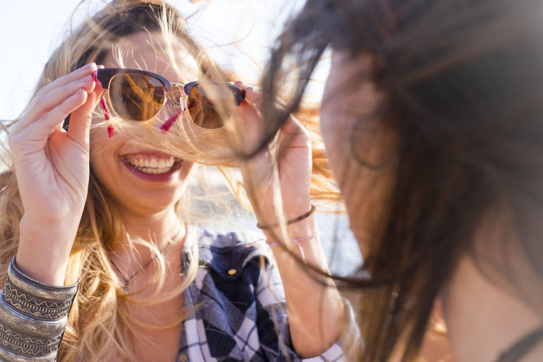 Jonge meiden happy met zonnebril