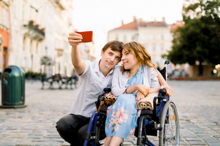 Koppel met vrouw met handicap neemt selfie