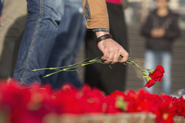 Man legt bloemen neer bij overlijden