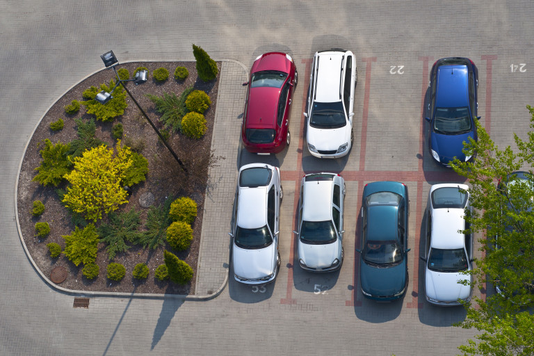 Voitures dans un parking