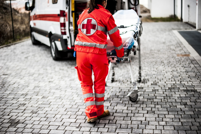 Vrouw aan ambulance