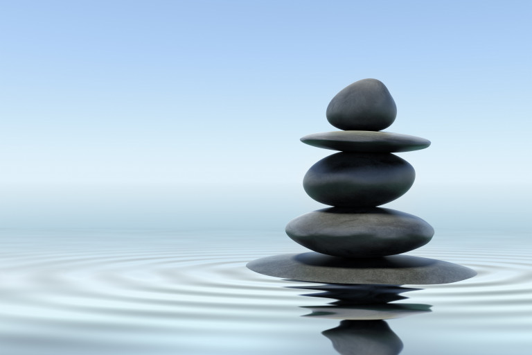 Pierres déposées sur l'eau faisant penser au bien-être