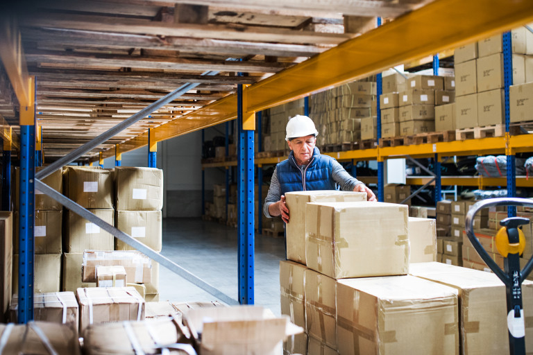 Man werkt in magazijn