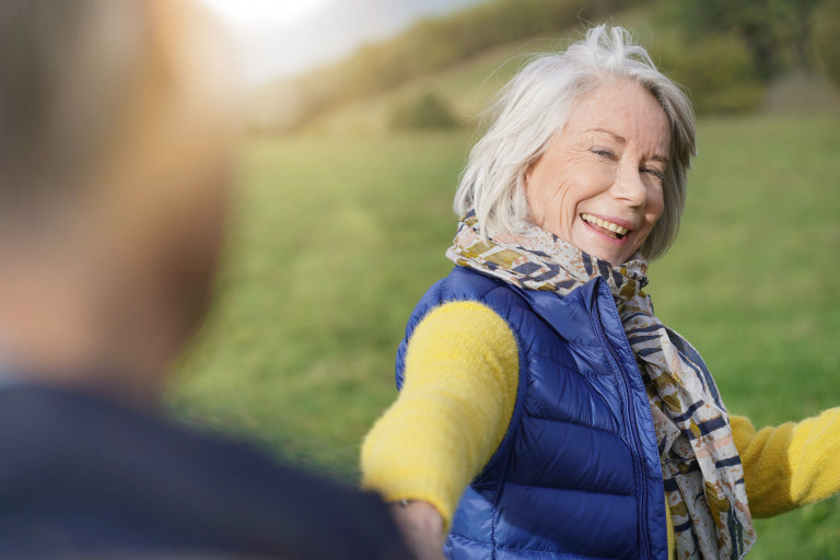oude dame trekt iemand voort