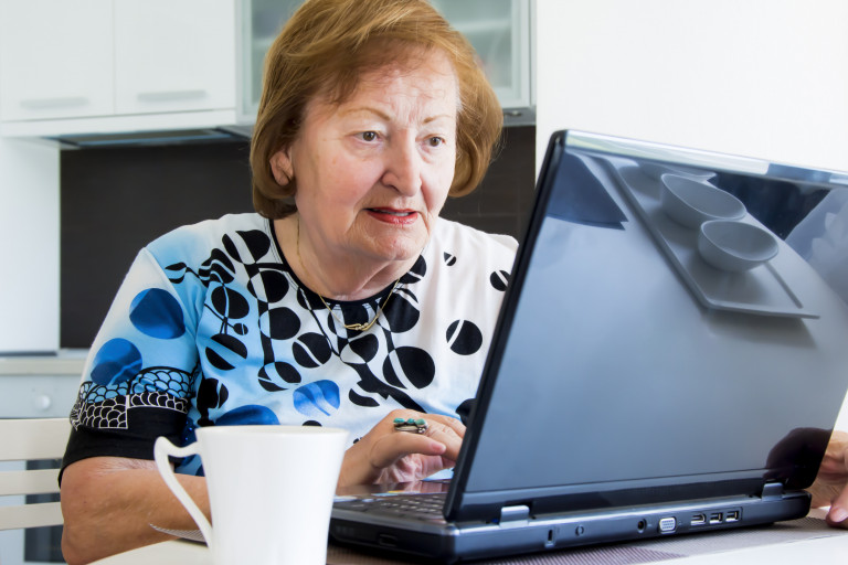 Senior oudere dame laptop webinar