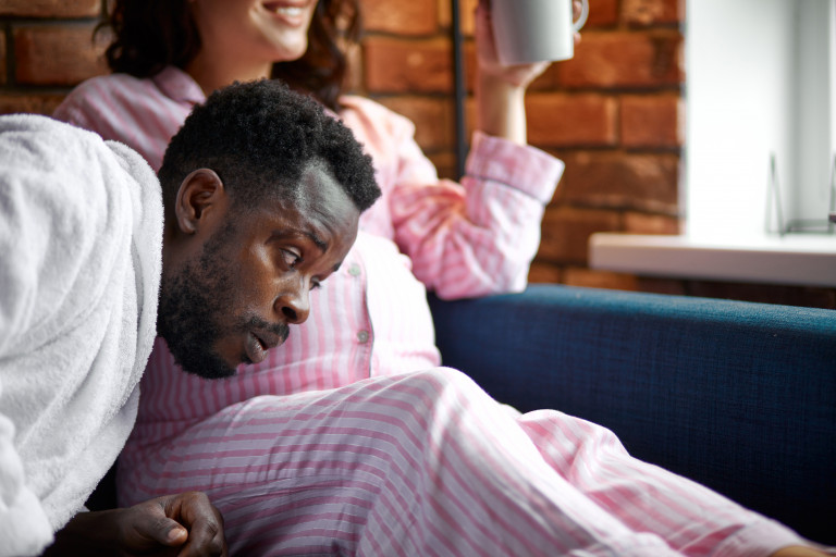 Oreille papa contre ventre enceinte