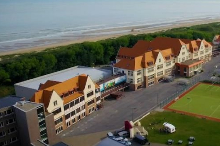 Luchtbeeld van Zeelyceum en Zeepreventorium in De Haan