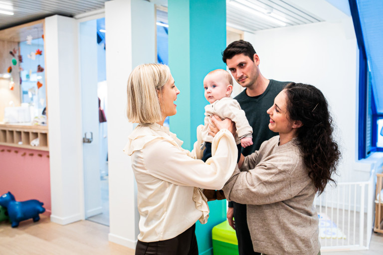 Ouders brengen kind naar de crèche