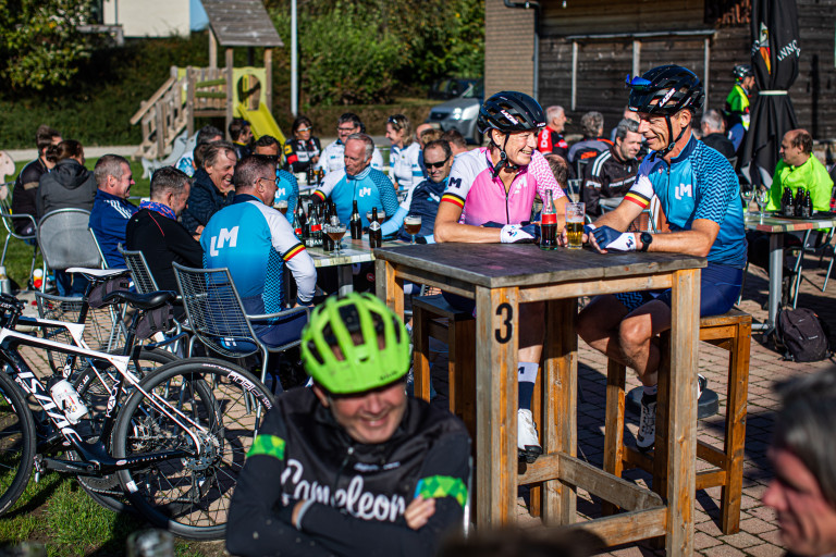 Fietsers praten na op terras