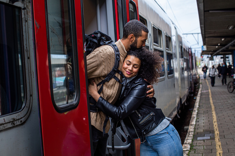 Koppel neemt afscheid aan trein op perron