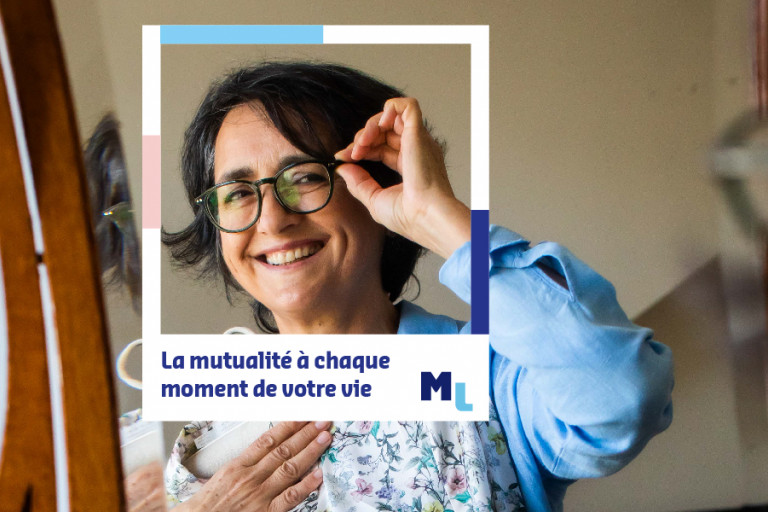 femme qui se regarde dans le miroir en portant ses lunettes