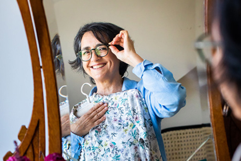Femme essaie une tenue qui correspond à ses lunettes