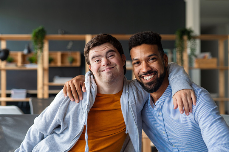 man met syndroom van down knuffelt vriend