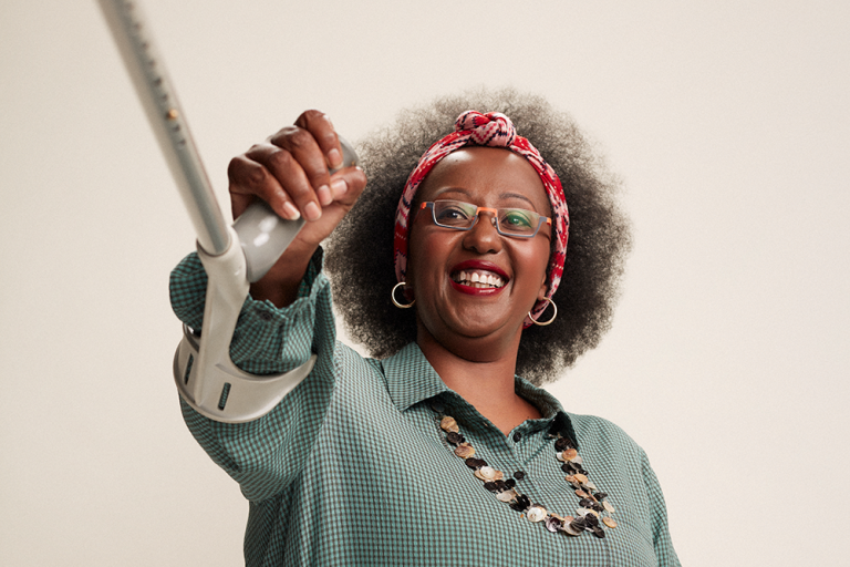 Vrouw met krukken op grijze achtergond 