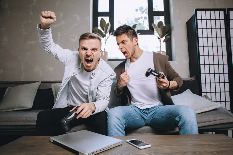 Deux jeunes hommes jouant à la playstation