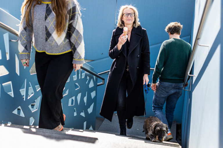 Christel mange une glace en montant les escaliers 