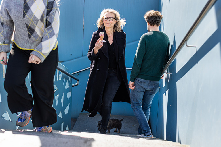 Vrouw wandelt trap op met ijsje