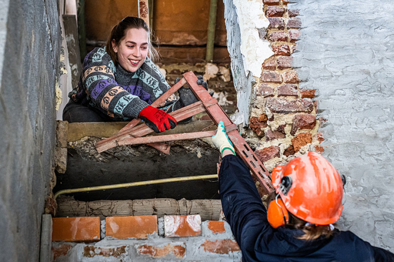 Jonge vrouw op bouwwerf