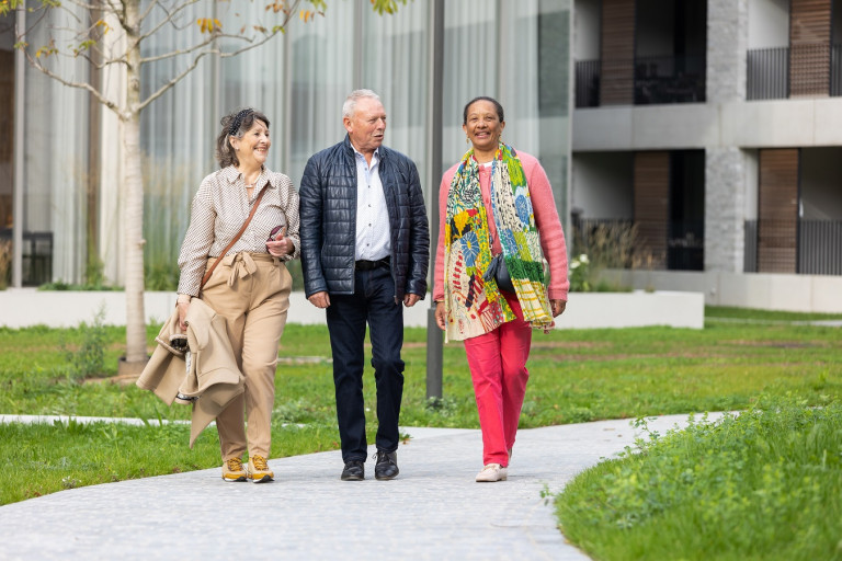 Enkele seniors op wandel met elkaar 