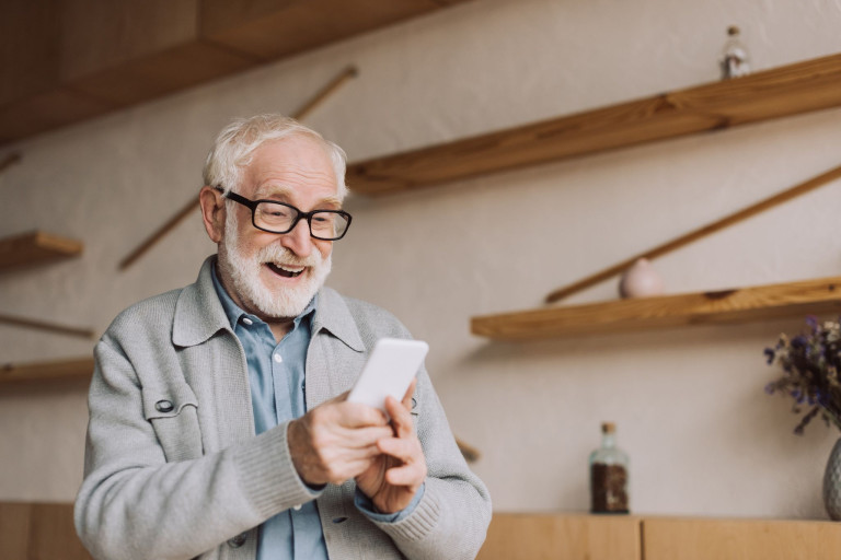 Oudere man op gsm