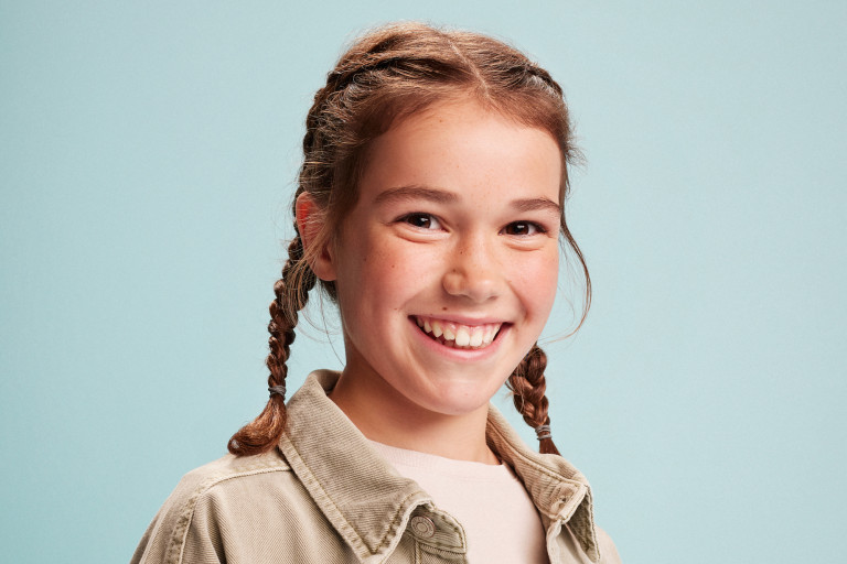 Meisje met staartjes lacht 