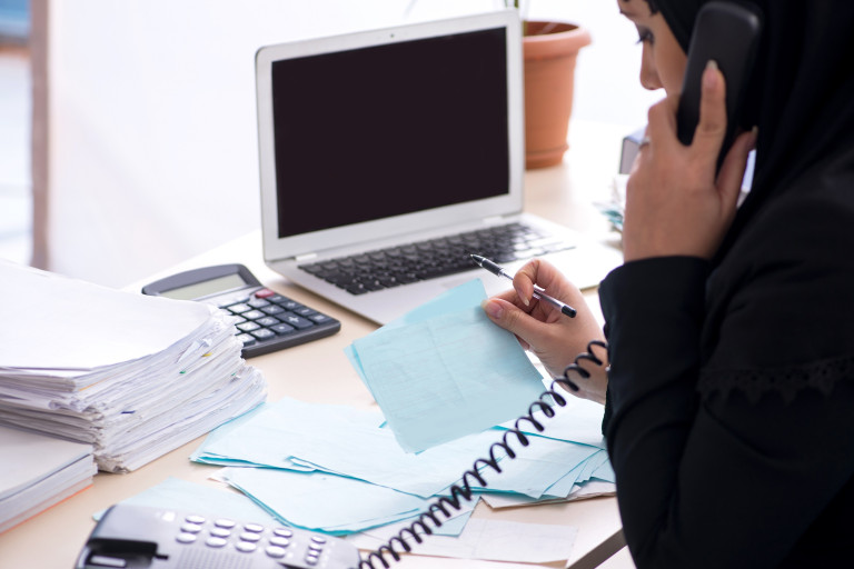 Medewerker op bureau aan de telefoon