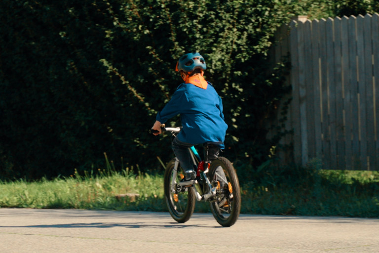 Adam vertrekt naar jeugdbeweging op zijn fiets