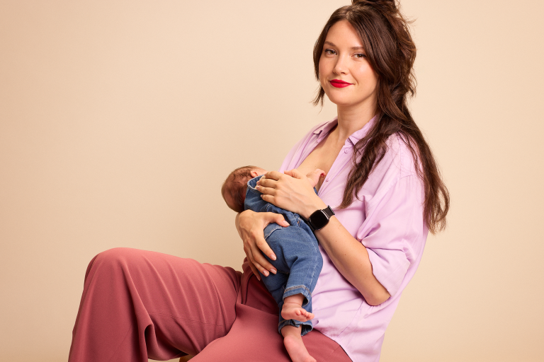 Mama geeft borstvoeding aan baby