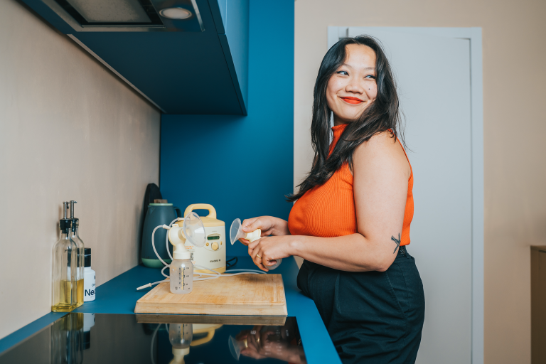 Vrouw zet kolftoestel Medela klaar in de keuken