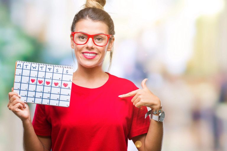 Vrouw houdt een kalender vast