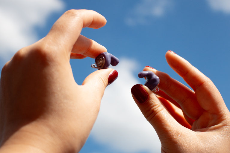 Vrouw heeft oordoppen op maat vast