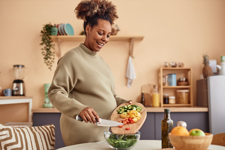Zwangere vrouw bereidt slaatje voor
