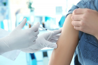 Une jeune fille se fait vacciner