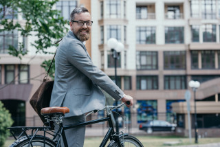Man gaat met fiets naar werk