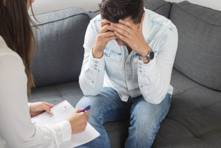 Homme en thérapie chez un psychologue