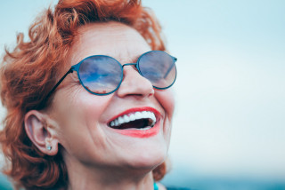 Lachende vrouw vijftiger banner