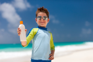 jongen met zonnecrème