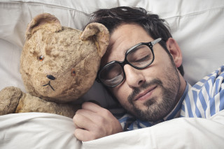 Slapende man met teddybeer banner