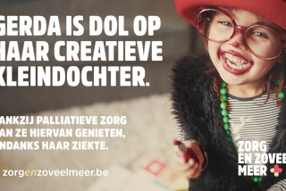 Glimlachend meisje met lippenstift, hoedje en halsketting