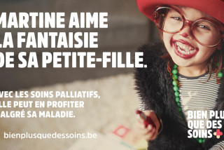 Petite fille souriante avec chapeau rouge, lunettes et rouge à lèvres 